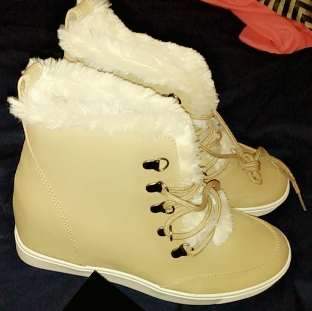 Furry wedge boots